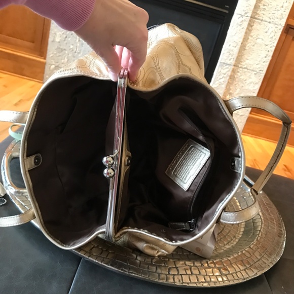 COACH GOLD KISS LOCK SHOULDER BAG - Picture 6 of 15